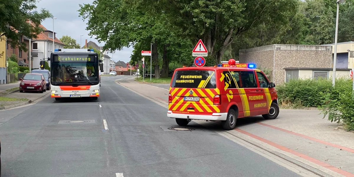 Ein Bus der &Uuml;STRA und ein Auto der Feuerwehr